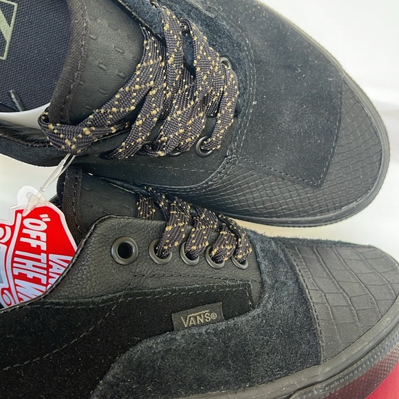 Vans Men’s Era Patchwork
Mono Patchwork Blackout
VN0A4BVU10J
Sneakers - Picture 15 of 16